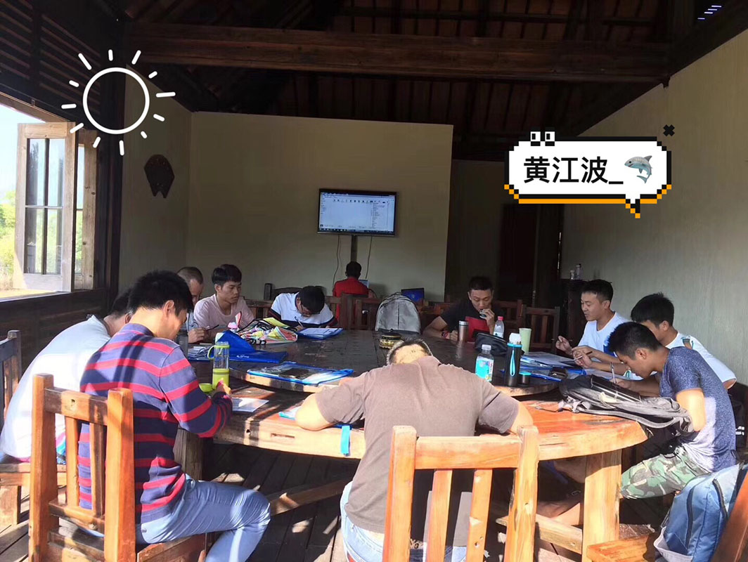 除了俯瞰大地的飛翔，還有潛入海底的翱翔。